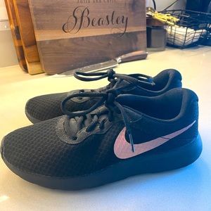 BLACK & ROSE GOLD NIKE ROCHE